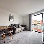 J Quarter 1Br - Free Parking - Suite Three