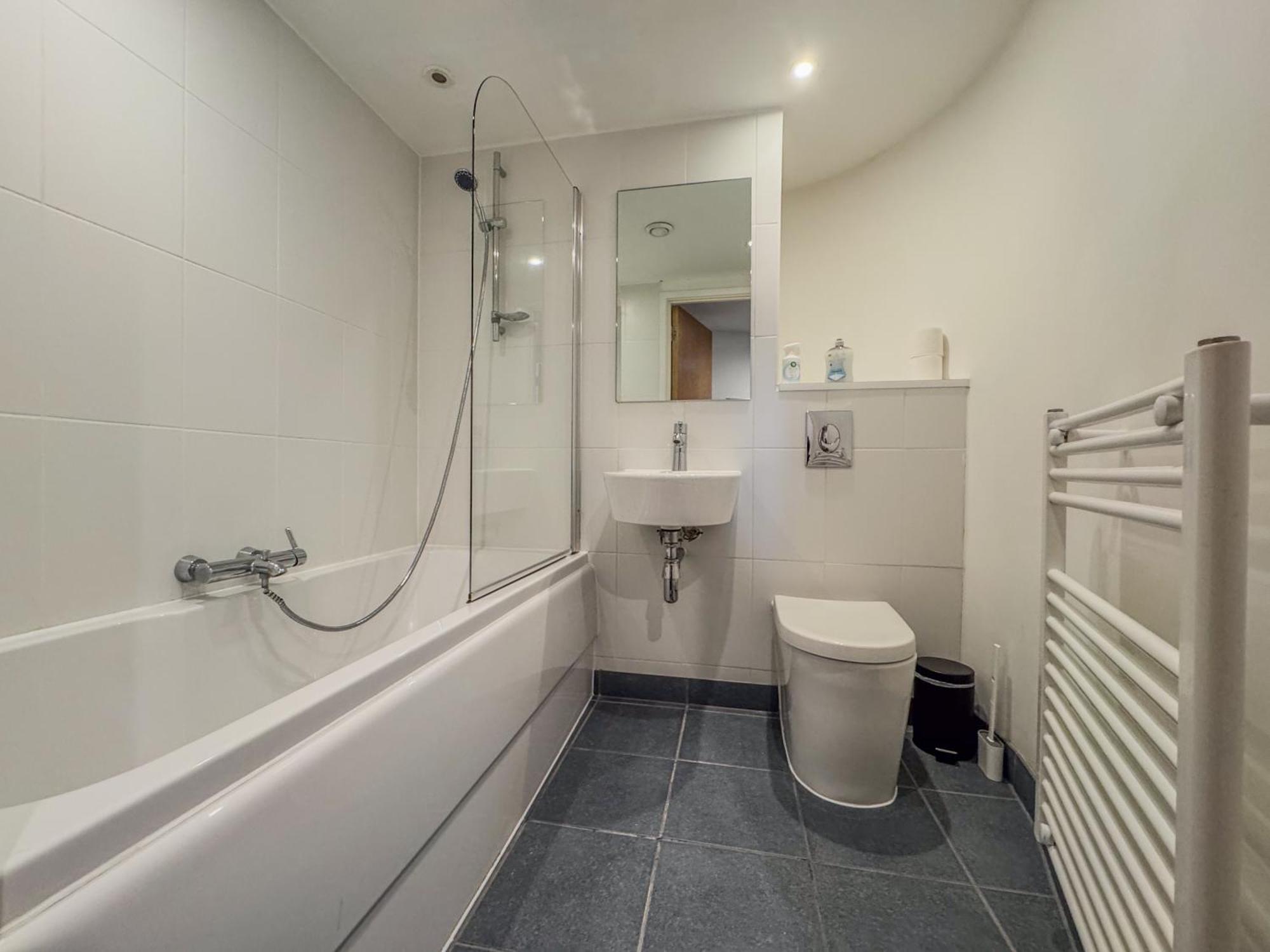 J Quarter 1br - Free Parking - Three Apartment *
